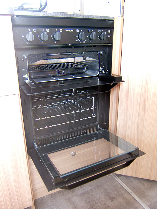 The hob unit has 3 gas burners and 1 electric hotplate.